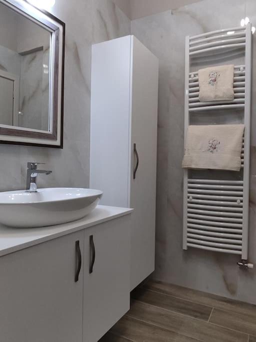 Ebony And Ivory Suites Dhrosiá Extérieur photo